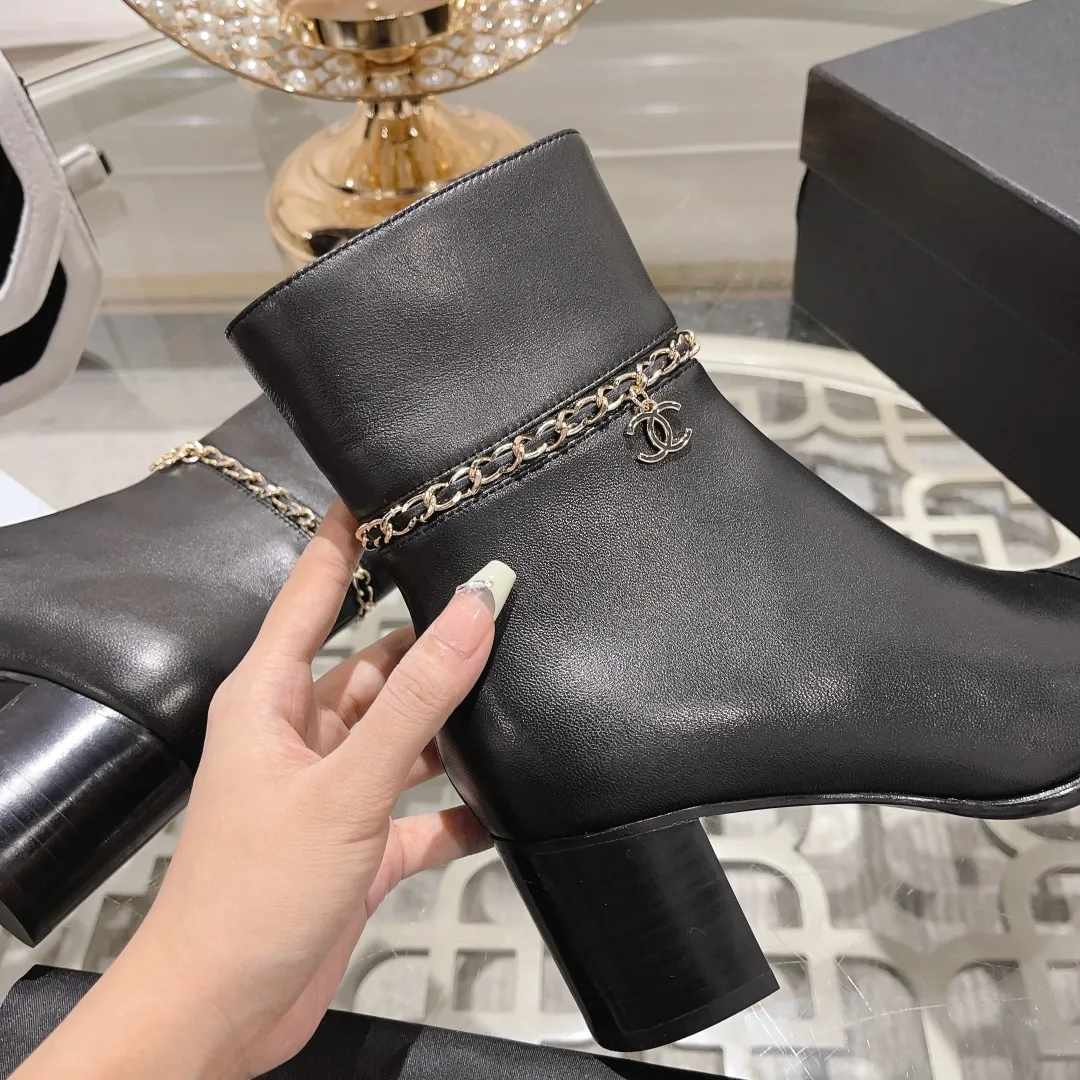 Factory direct sales p700🐘🐘women's shoes women's clothing 2025 Xiaoxiang chanel high-quality counter-level 𝙎𝙡𝙞𝙣𝙜-𝙗𝙖𝙘𝙠🌈〰͏ chanelaa® Xiaoxiang new chain ⛓️skinny leg short boots top purchasing agent level rare items new🍾✨ ━━━━━ ЅᏇєєt ━━━━━ 🍒 Upper: Calfskin imported from Italy ➕Chanel’s unique chain element Lining: Imported comfortable and soft sheepskin lining for foot pads Outsole: Exclusive molding of genuine leather outsole imported from Italy Color: black/white/apricot Size: 34 to 40 (34, 41, 42 are customized and non-returnable and non-exchangeable) Packaging: The latest complete set of packaging from the counter shoe industry